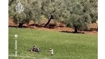 فيديو| مستوطن مسلح يهاجم أراضي فلسطينيين بشمال شرقي رام الله