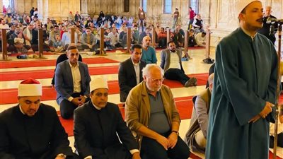 لحظة روحانية مهيبة.. الملك أحمد فؤاد الثاني يؤدي صلاة الجمعة في القلعة
