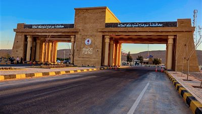 ضمن احتفالات العيد القومي.. محافظ سوهاج يفتتح بوابة المدخل الغربي للمدينة 
