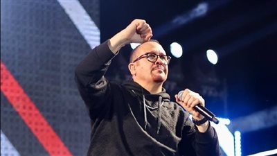 بشعار كامل العدد.. هشام عباس يتألق في أحدث حفلاته الغنائية 