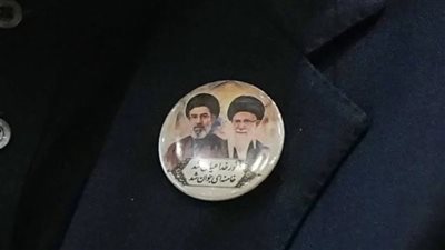 خامنئي حاضر رغم وفاته.. الوفد الإيراني يرتدي شارة للمرشد ونجله في المفاوضات