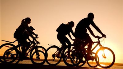 كيف يساعد ركوب الدراجات مرضى باركنسون في تحسين الأعراض الجسدية والنفسية؟