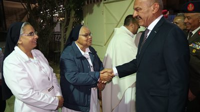 محافظ السويس ومدير الأمن والنواب يهنئون الأخوة الأقباط بالعيد