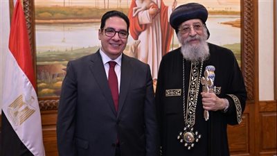 رئيس جامعة القاهرة يزور قداسة البابا تواضروس الثاني مهنئًا بعيد القيامة المجيد