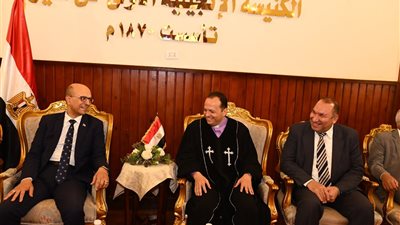 رئيس جامعة أسيوط يختتم جولاته لتهنئة الإخوة الأقباط بعيد القيامة المجيد