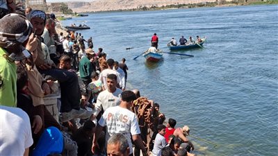 انتشال جثة سيدة والبحث عن طفلين بعد انقلاب سيارة من عبارة بالمراغة في سوهاج