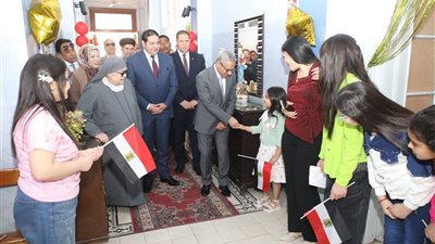 خلال زيارته لدار ايتام .. محافظ بني سويف يهنئ الأطفال بعيد القيامة المجيد