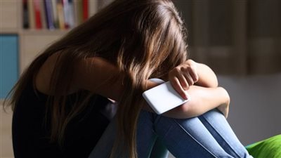 تحذيرات من تأثير مشاهدة مقاطع الانتحار على الصحة النفسية