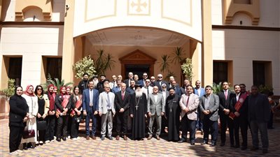 رئيس جامعة بني سويف يزور الكنائس والأديرة لتهنئة الأقباط بعيد القيامة