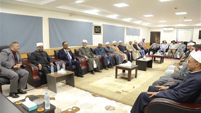 أمين البحوث الإسلامية يلتقي شيوخ القبائل بمدينة شلاتين ضمن قافلة الأزهر