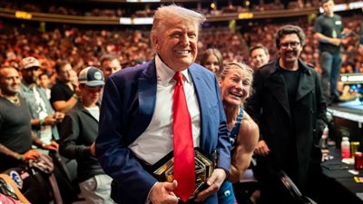 ترامب وأسرته يشاهدون نزالا في UFC.. ويقترح إقامة البطولة بالبيت الأبيض