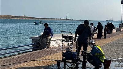 جهود مكثفة لهيئة قناة السويس لتنقية المجرى الملاحي ببورتوفيق بالسويس 