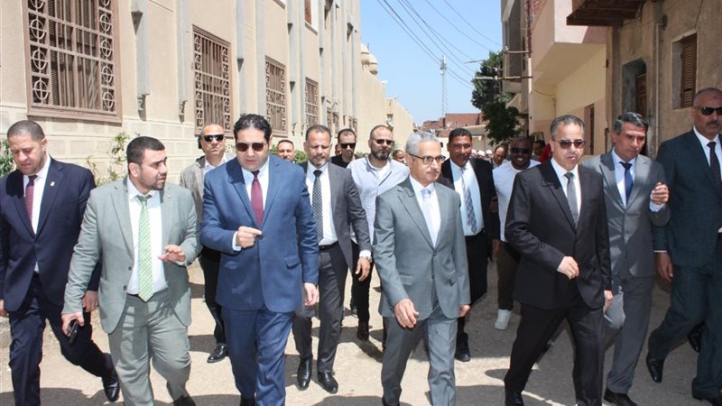 محافظ بنى سويف وعدد