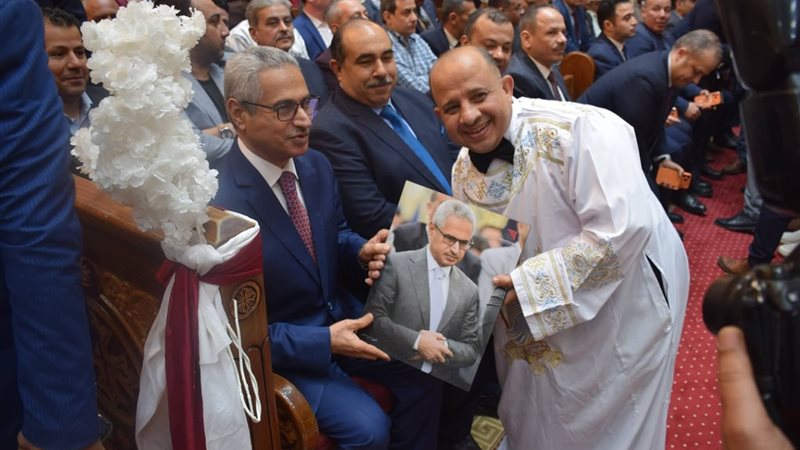 المصور عزت سمير ومحافظ