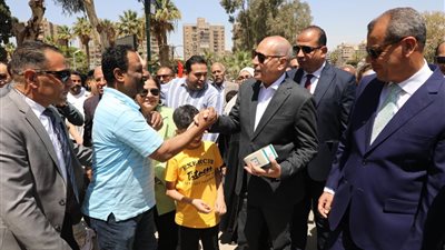 أجواء احتفالية بالحديقة الدولية.. محافظ القاهرة يشارك المواطنين شم النسيم