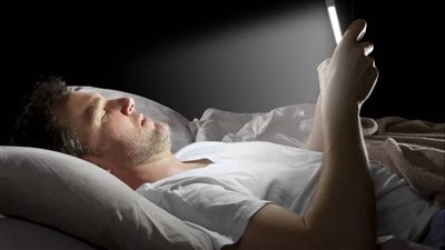     كيف تتخلصين من إدمان الهاتف بليل وتستعيدين صفاء ذهنك بسهولة
