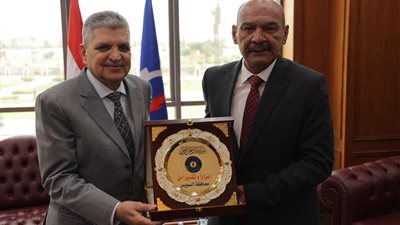 رئيس قناة السويس يوجه بتطوير أرصفة بورتوفيق لاستيعاب القاطرات الجديدة