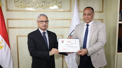 محافظ بني سويف يكرم رؤساء مدن وثنائي متميز بالديوان باجتماع المجلس التنفيذى 