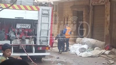 انتقال فريق من النيابة العامة لمعاينة موقع حريق مصنع الزاوية الحمراء