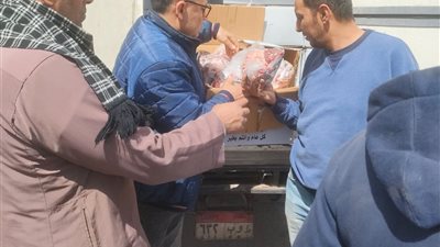 صكوك الإطعام تدعم الأسر الأولى بالرعاية.. توزيع 4 أطنان لحوم بالغربية
