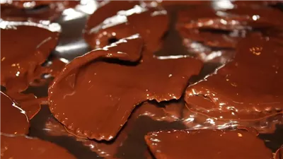 تريند جديد تشارك به عبير الصغير.. رقائق البطاطس المغطاة بالشوكولاتة تثير الجدل