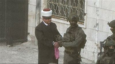 بطريقة مهينة.. إسرائيل تعتقل وزير الأوقاف الفلسطيني السابق حاتم البكري