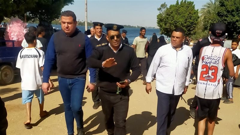 أثناء متابعه المعدية