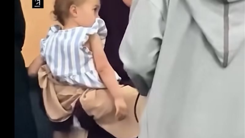 عائلة تعتنق الإسلام
