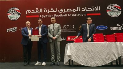 بعد الأزمة الأخيرة.. أبو ريدة يسلم الحكم محمود وفا شارة فيفا 2026