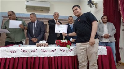 وكيل وزارة التربية والتعليم يكرم الطلاب المتفوقين فى البرمجة بقنا  