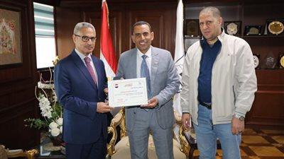 محافظ بني سويف يكرم رئيس دشطوط بعد الفوز بالمركز 5 بجائزة مصر للتميز الحكومي