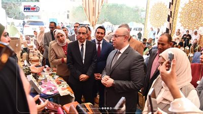 محافظ الفيوم يتفقد معرض 