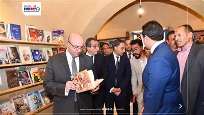 محافظ الفيوم يتفقد معرض الهيئة المصرية للكتاب ويفتتح مكتبةً للقراءة والاطلاع 