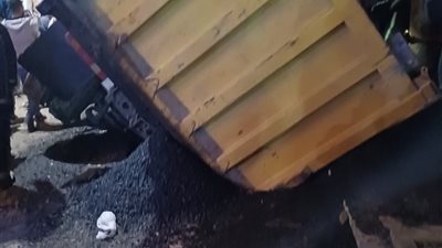 إصابة شخص في انقلاب سيارة محملة بـ الأسفلت بمنطقة البيطاش بالإسكندرية