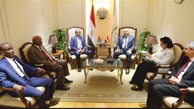 وزير النقل يبحث مع وفد إريتري تعزيز التعاون في مجالات النقل والبنية التحتية