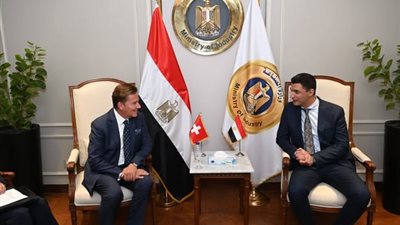 وزير الصناعة يبحث مع سفير سويسرا سبل تحقيق التكامل والشراكة الصناعية