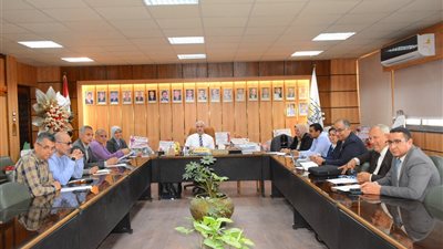 طلاب جامعة أسيوط يرسمون مستقبل الابتكار.. معرض للمشغولات اليدوية وحملة لتجميل المنشآت