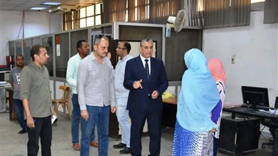 جولة مفاجئة نائب محافظ أسوان لمتابعة خدمات المواطنين  وتشديد على سرعة الإنجاز 