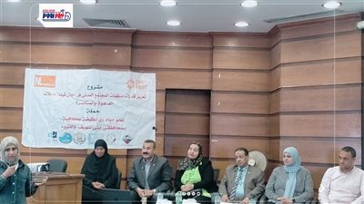 وكيل الوزارة ورئيس مركز ابشواى بالفيوم يناقشان مع المزارعين أزمة الرى