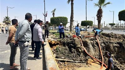  الارتقاء بالمظهر الحضاري.. إصلاح كسر خط صرف صحي وتطوير ميادين حي السويس