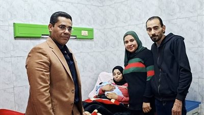 بعد عودتها لحضن أمها...نائب رئيس جامعة الأزهر يطمئن على رضيعة مستشفى الحسين