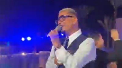 بأغنية خطفوني .. عمرو دياب يتألق في حفل زفاف ابنة المنتج محمد السعدي