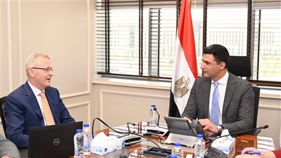 وزير الصناعة يبحث مع 