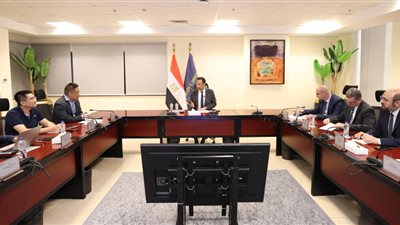 مصر تبحث مع HONOR تصنيع الهواتف محليًا وتعزيز التصدير للأسواق العالمية