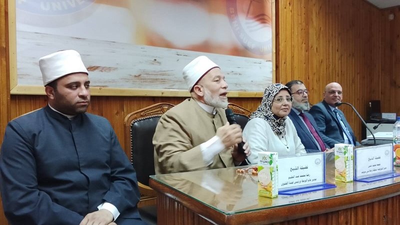 جانب من الندوة بكلية