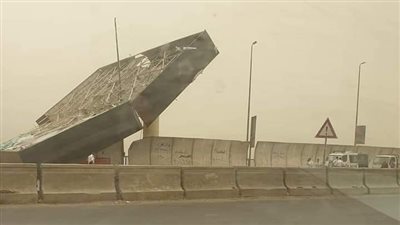 إصابة سائق وتهشم سيارته بعد سقوط لوحة إرشادية بسبب شدة الرياح بالمنيرة الغربية