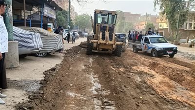 محافظ الجيزة يتابع جهود تمهيد وتسوية الطرق بمركزي منشأة القناطر والعياط  