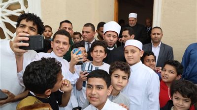 وزير الأوقاف يحرص على التقاط صور تذكارية مع رواد مسجد أحباب المصطفى