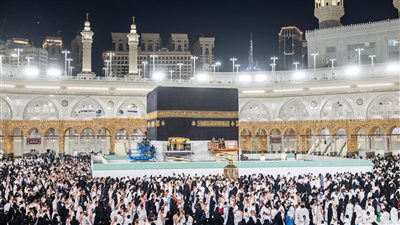مكة تستعد للحج.. استبدال كسوة الكعبة في أجواء روحانية