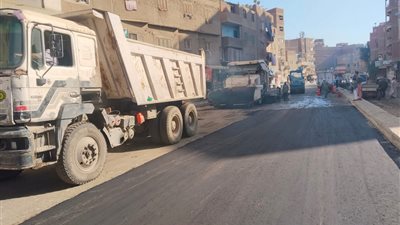 الجيزة تواصل تطوير شبكة الطرق.. رصف محاور جديدة بأوسيم ومنشأة القناطر